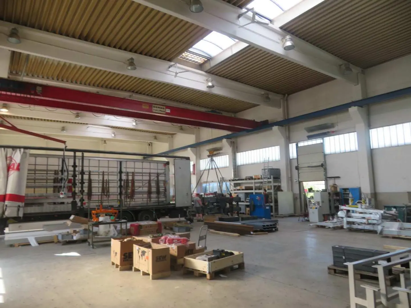 Immediately operational halls with large outdoor area Loftwohnung