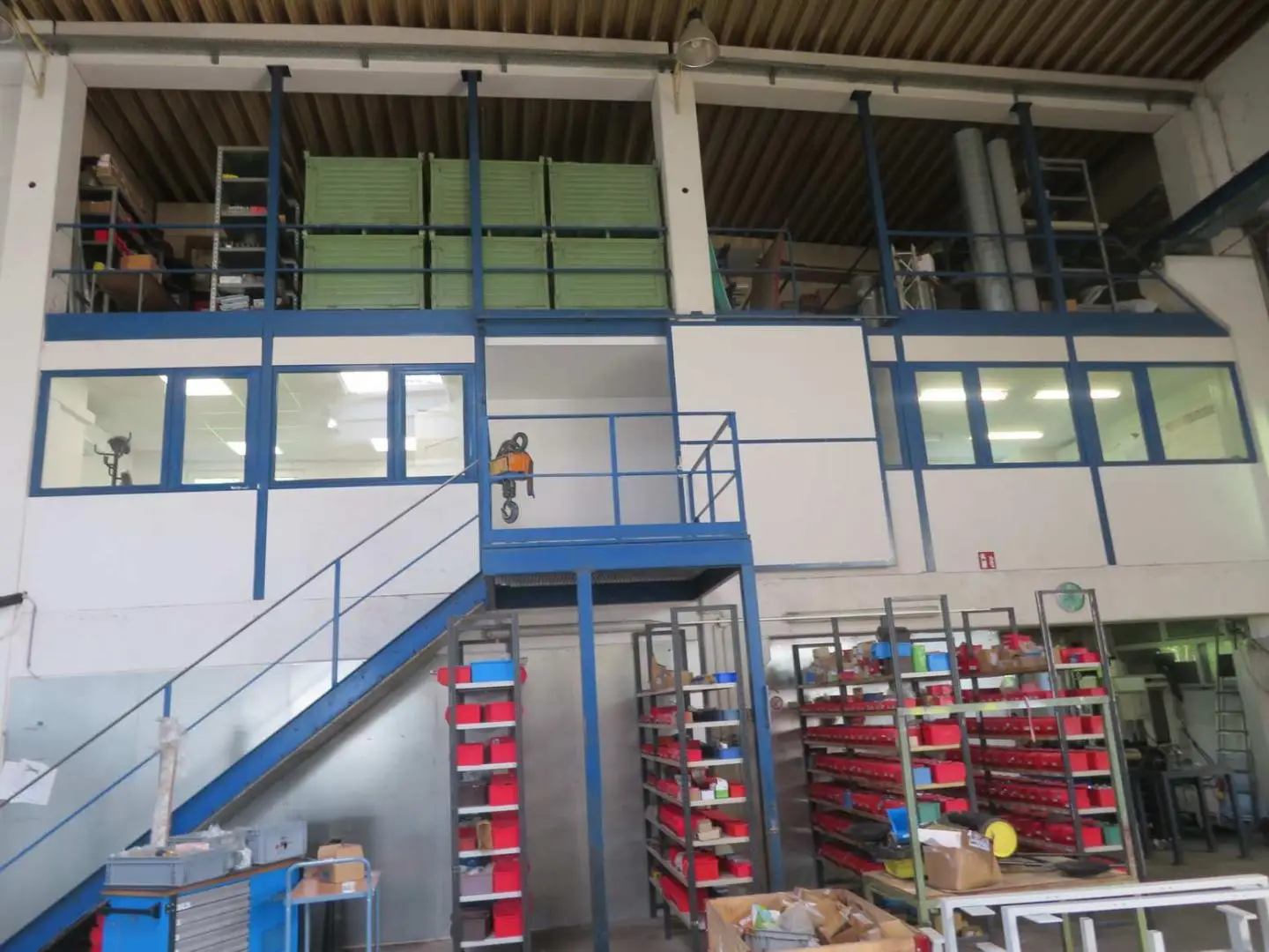 Immediately operational halls with large outdoor area Loftwohnung