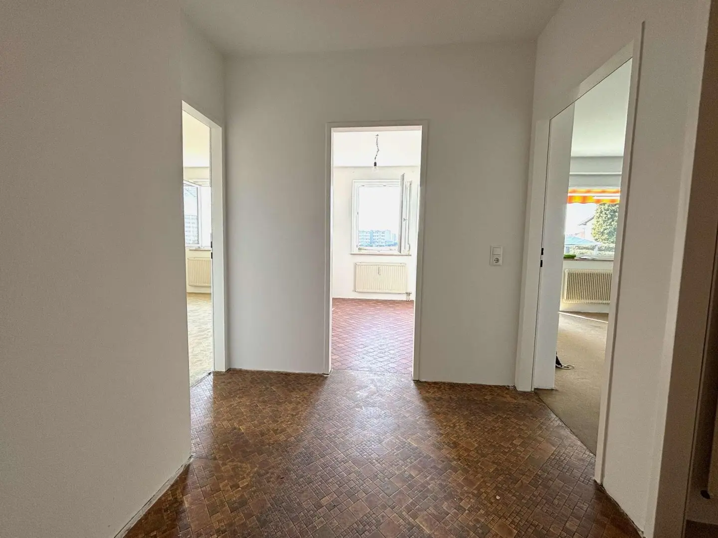 Bright Erdgeschosswohnung with balcony and private parking