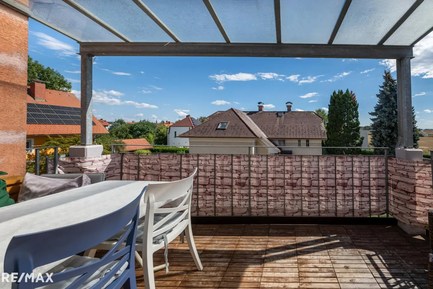 Bright Wohnung near city beach with carport