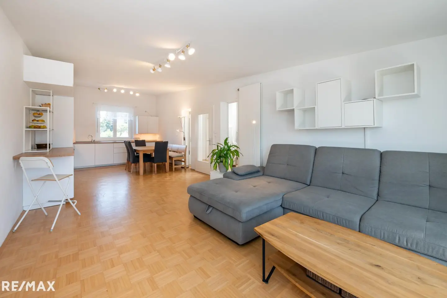 Bright Wohnung near city beach with carport