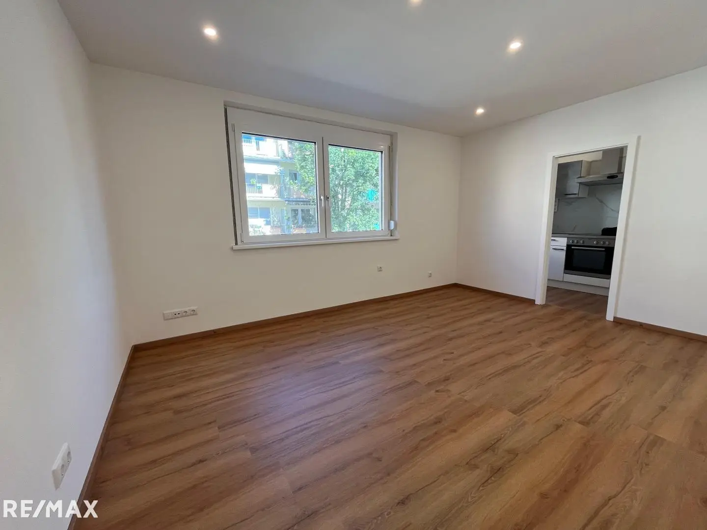 Neu sanierte helle Wohnung mit Parkplatz