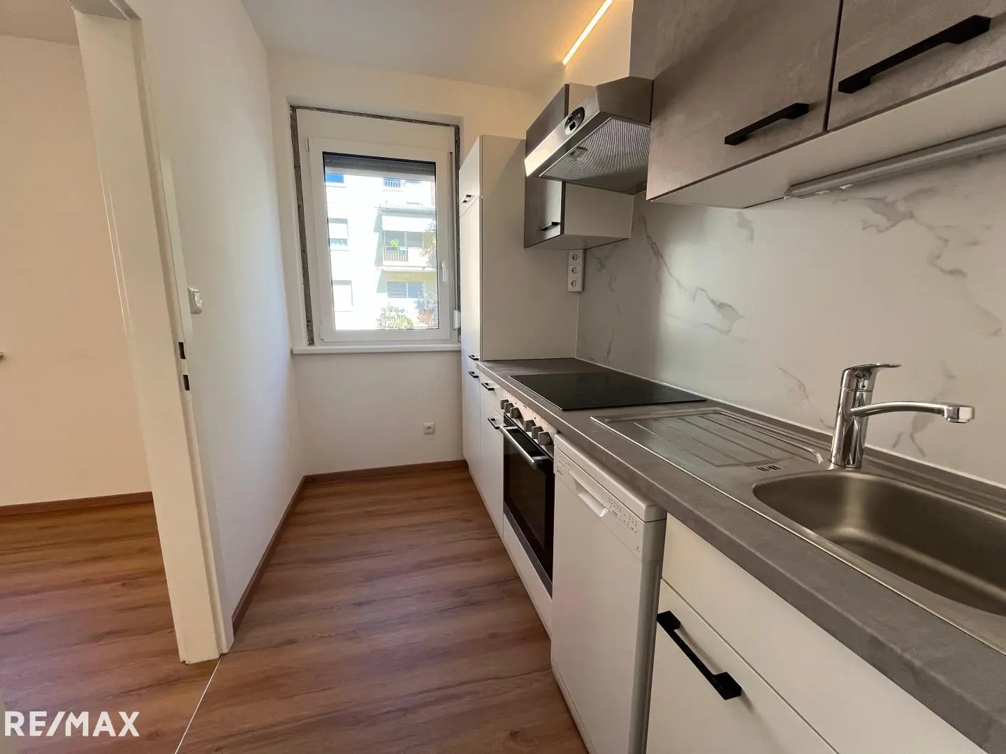 Neu sanierte helle Wohnung mit Parkplatz