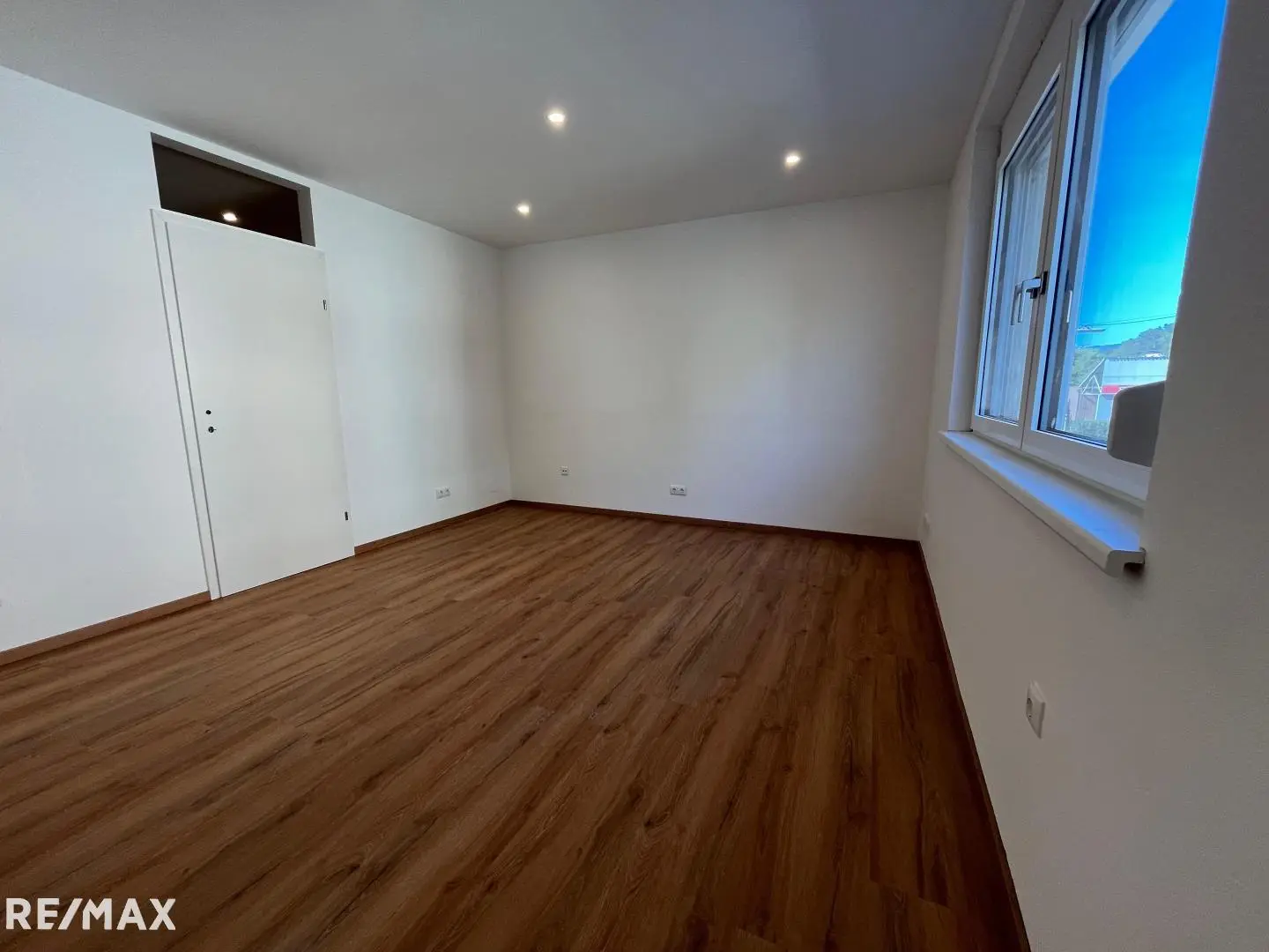 Neu sanierte helle Wohnung mit Parkplatz