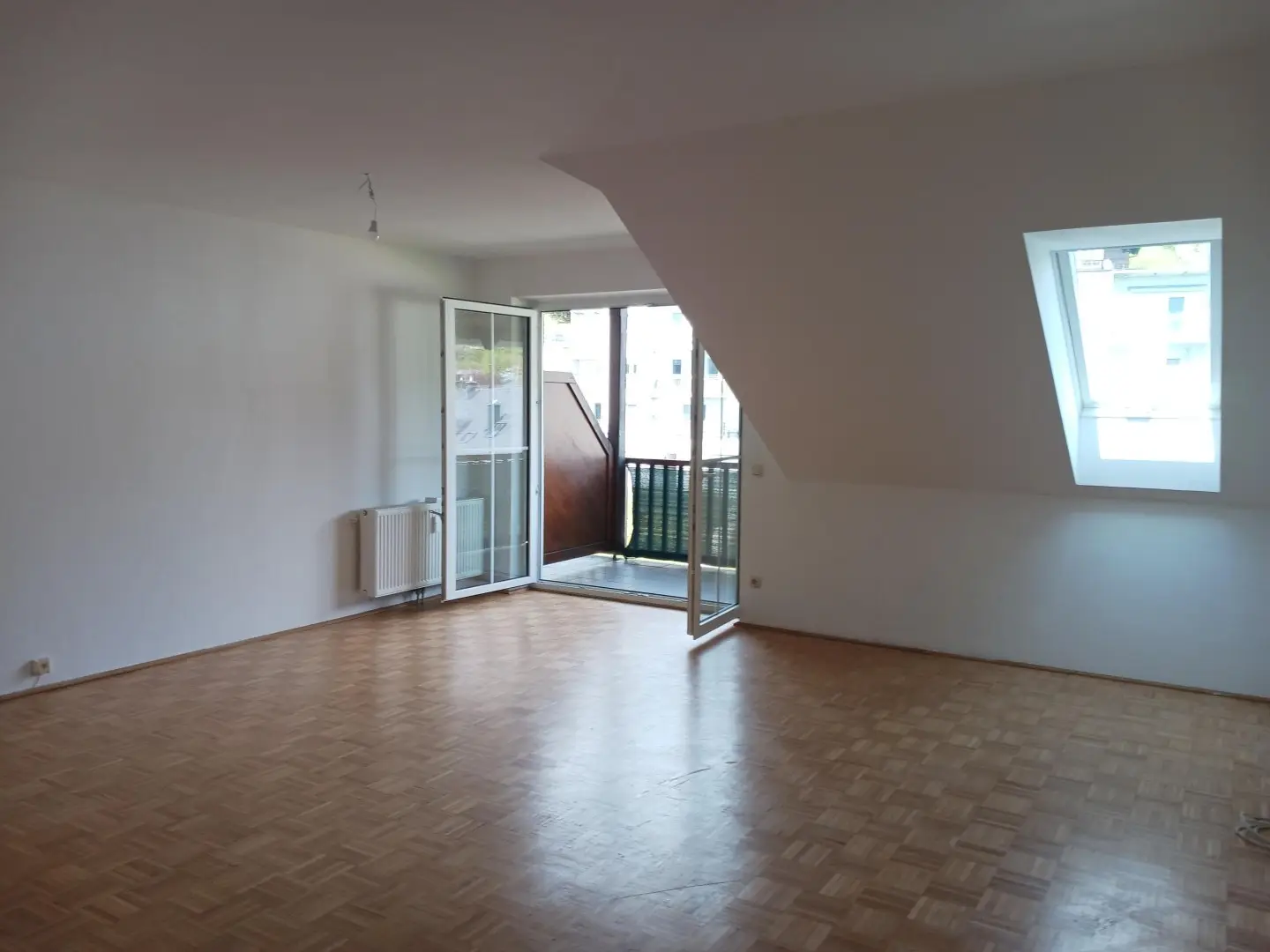 Sunny Wohnung with balcony and private parking