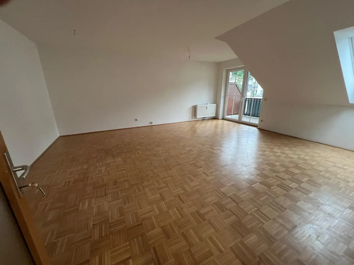 Sunny Wohnung with balcony and private parking