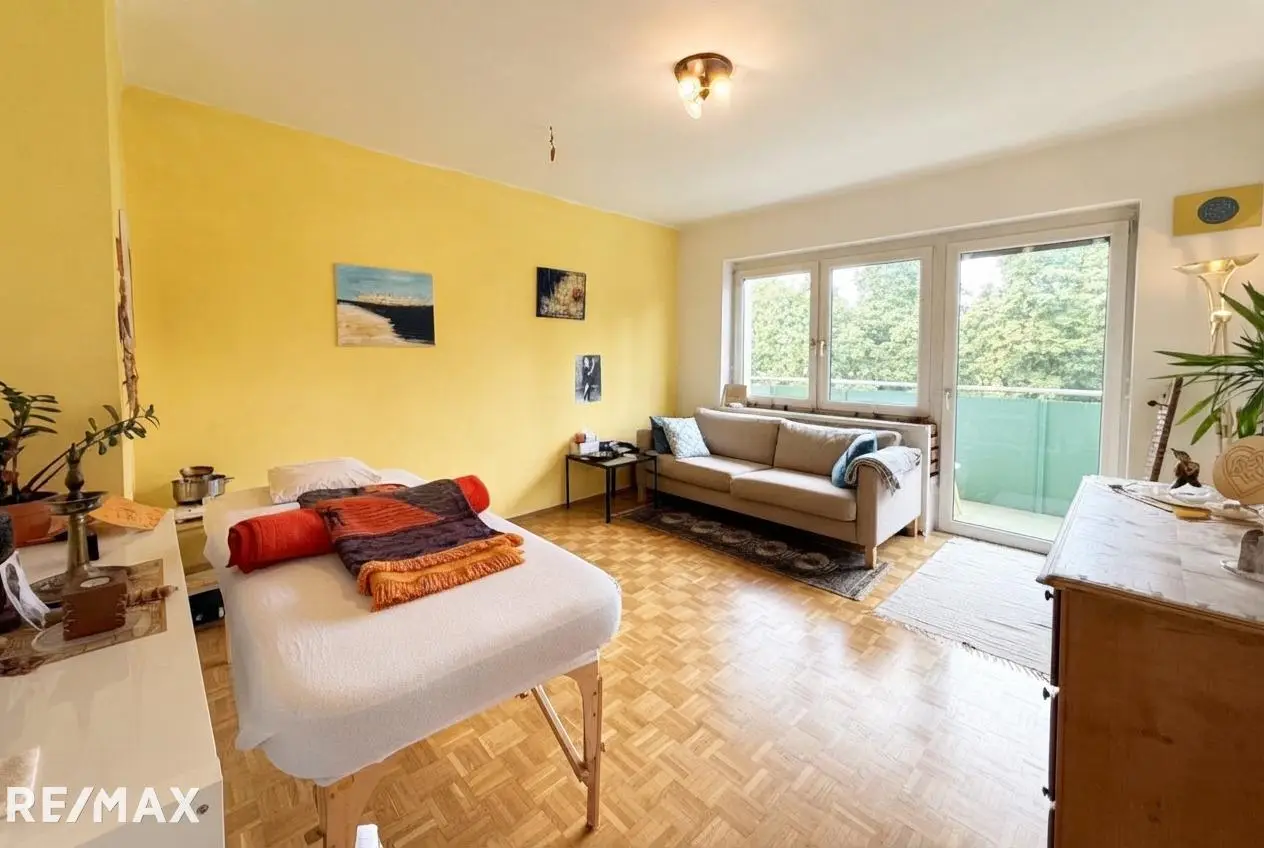 Bright apartment with balcony in newly renovated building