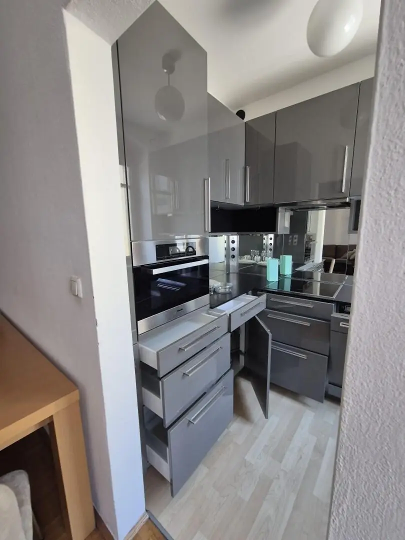 Spacious Wohnung with private garden and loggia