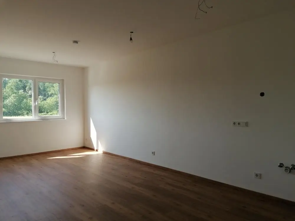 Erstbezug Neubauwohnung mit Parkplatz und Praxis im Haus