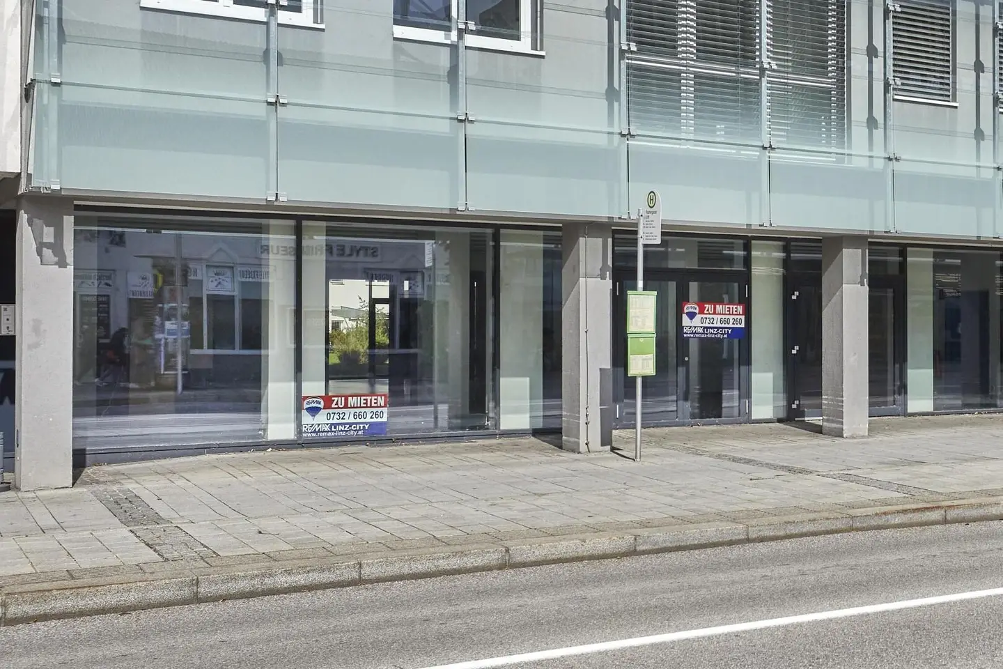 Hochsichtige Geschäftsfläche mit großer Schaufensterfront Wohnung