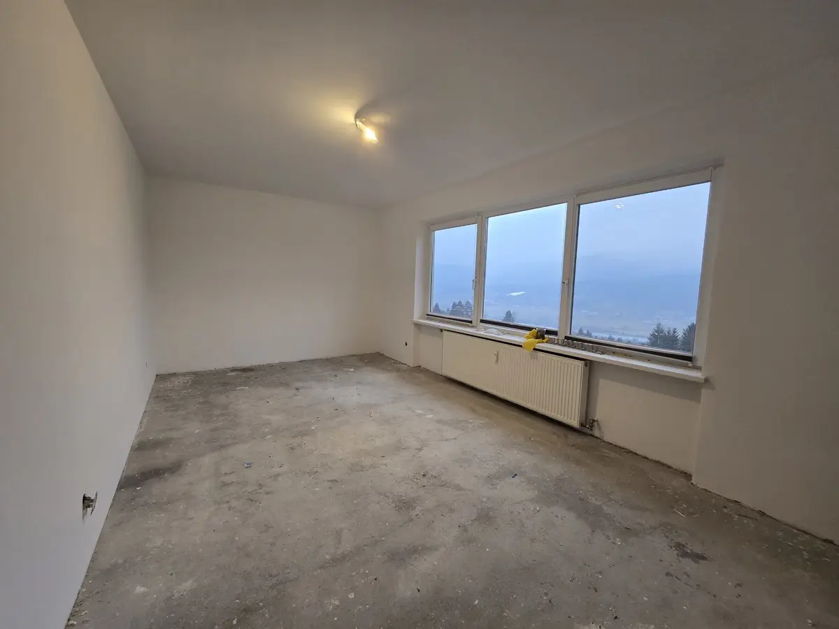Helle Wohnung mit großer Loggia frisch renoviert
