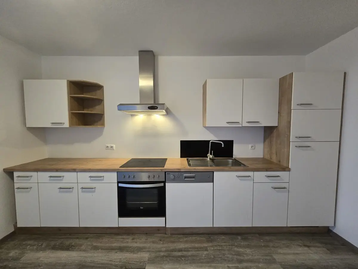 Helle Wohnung mit großer Loggia frisch renoviert