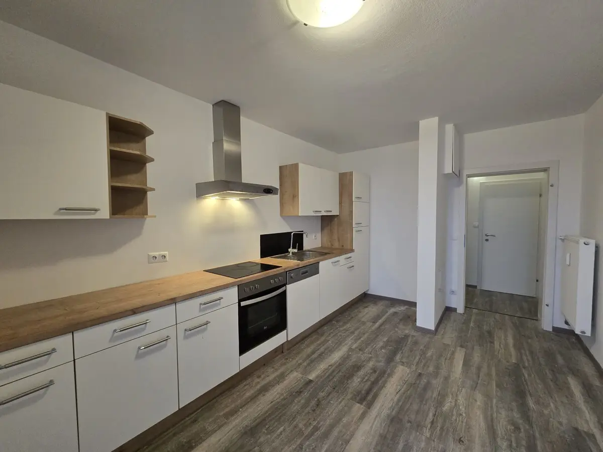 Helle Wohnung mit großer Loggia frisch renoviert