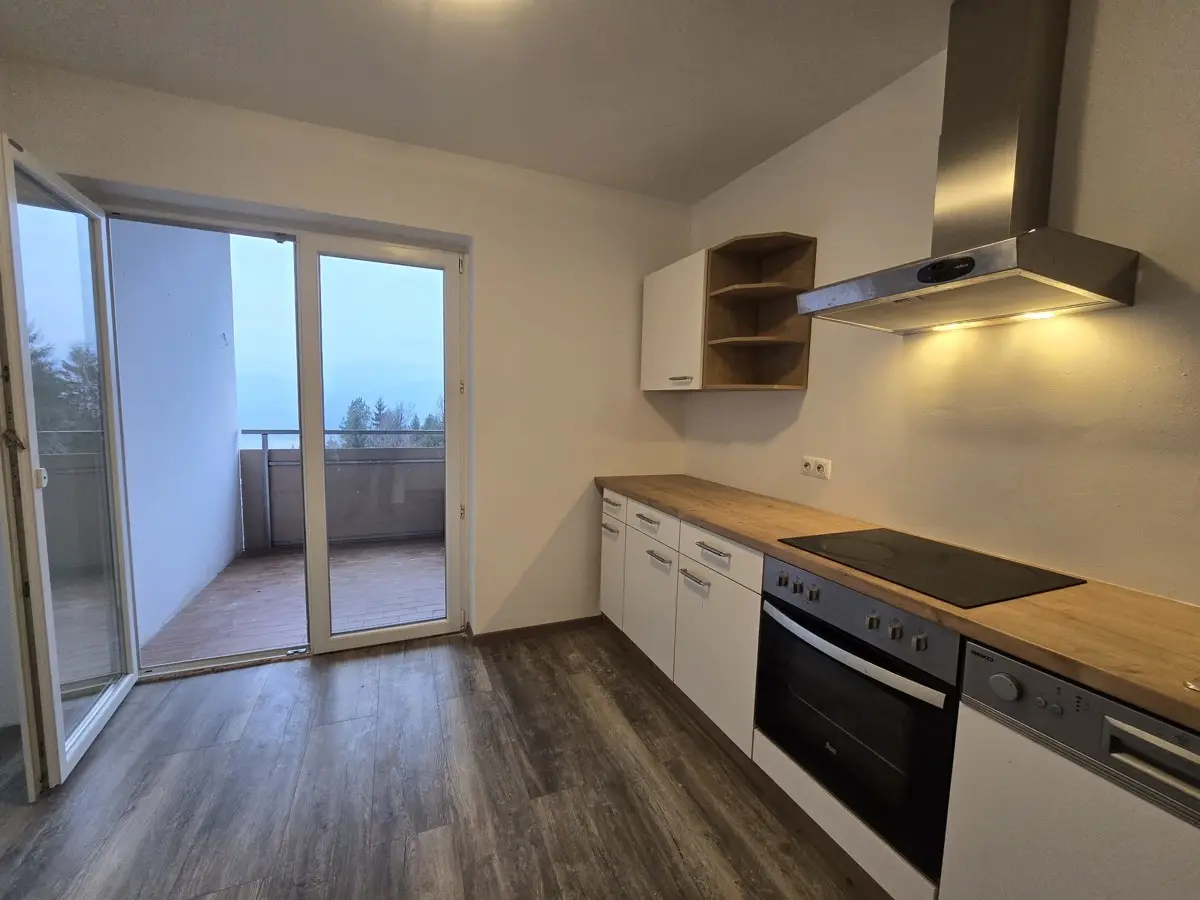 Helle Wohnung mit großer Loggia frisch renoviert