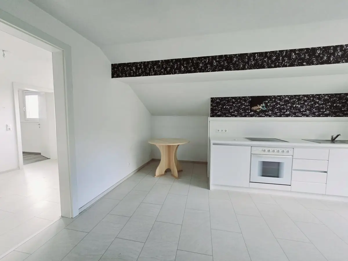 Helle modernisierte Wohnung mit Einbauküche
