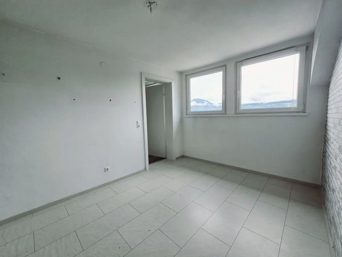 Helle modernisierte Wohnung mit Einbauküche