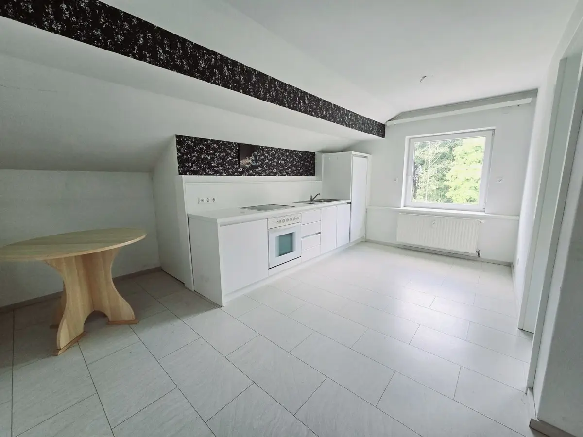 Bright modernized apartment with fitted kitchen