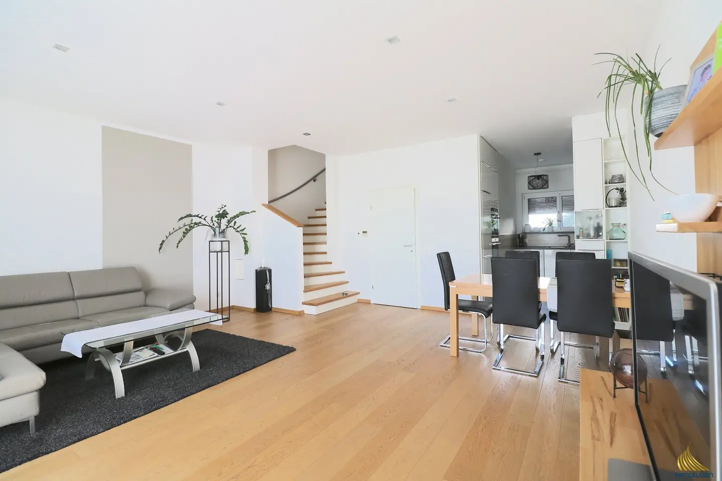 High-quality terraced house with south garden and distant view