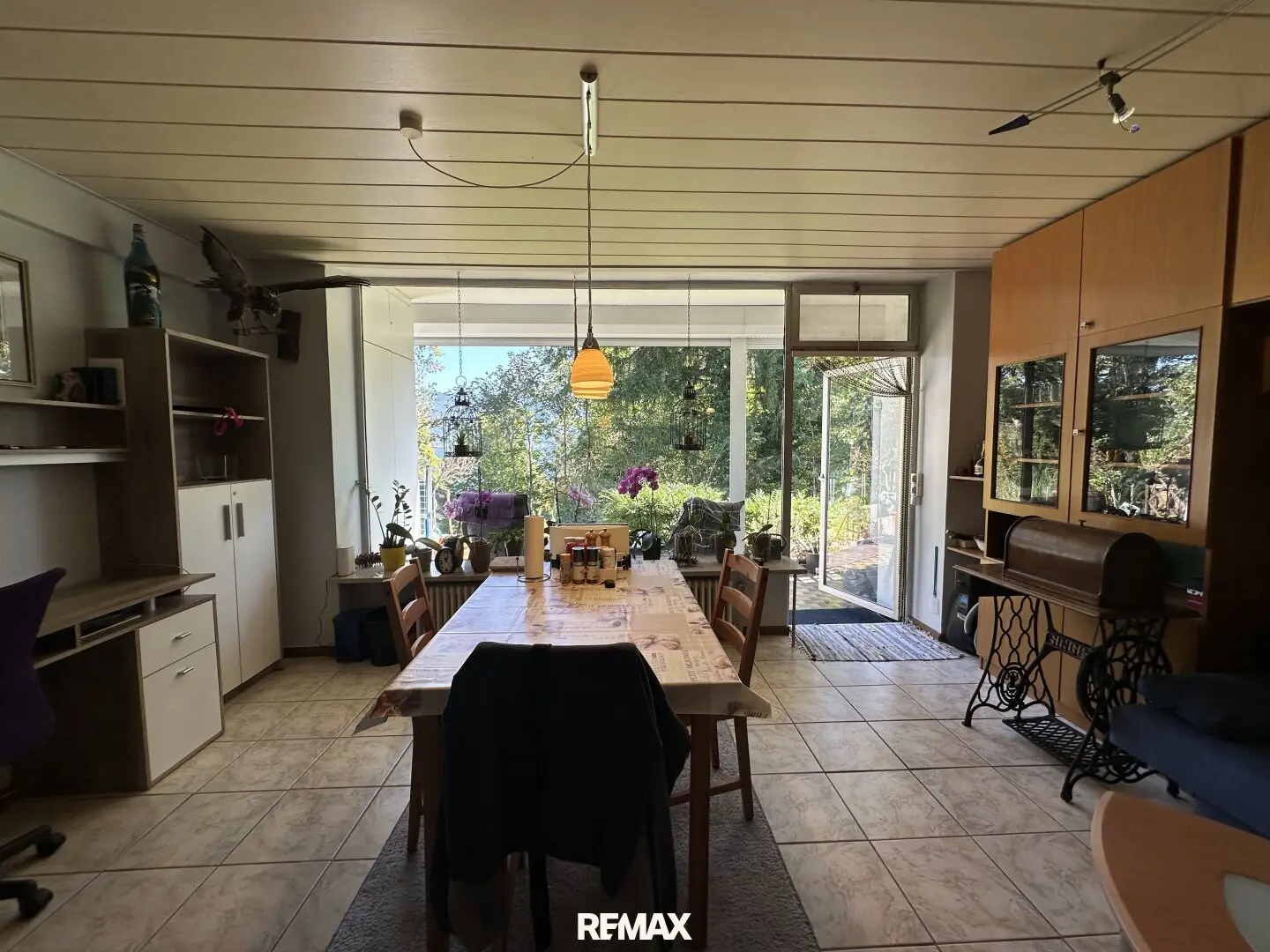 Charming, affordable apartment with partial lake view