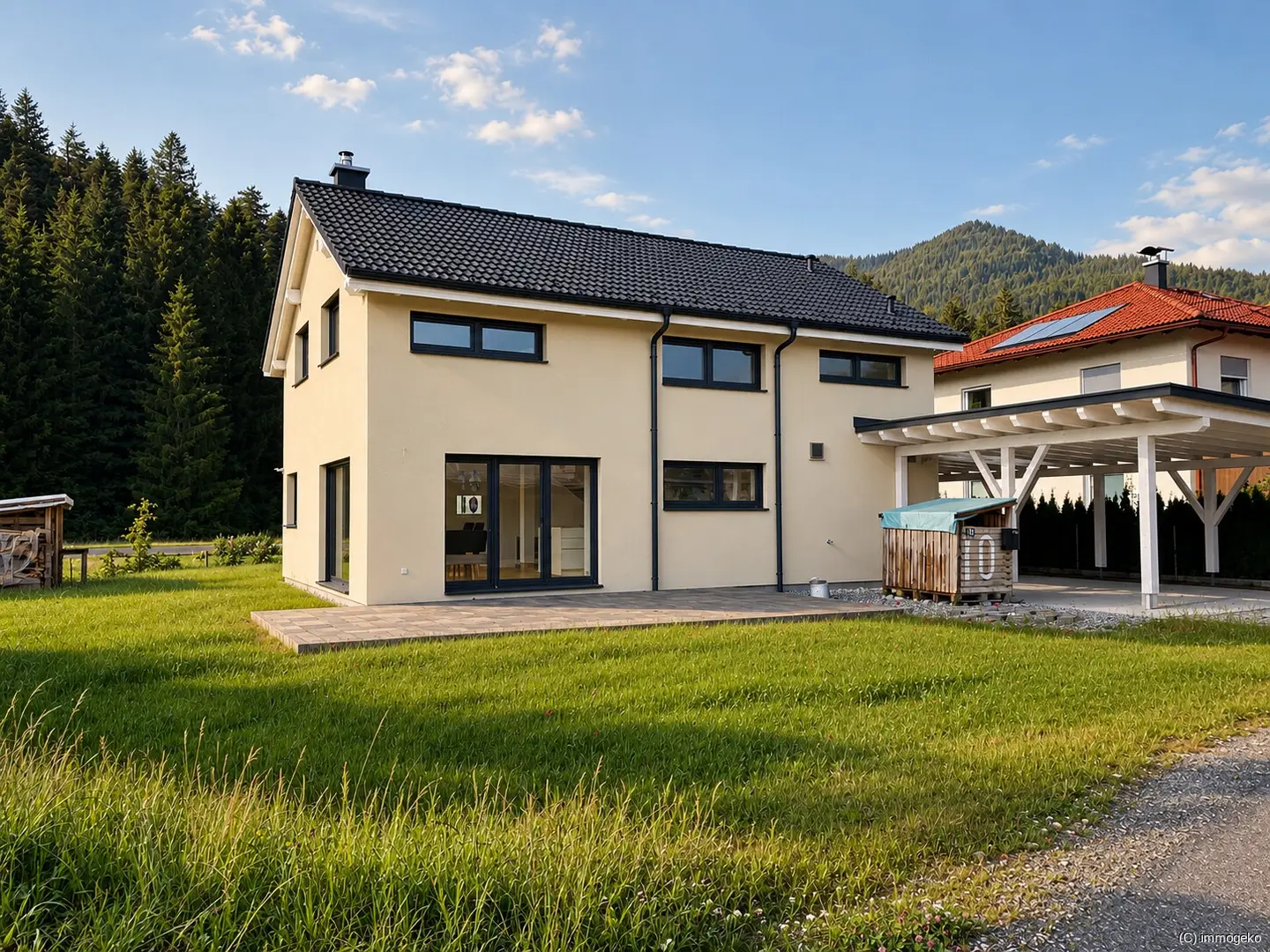 Lichtdurchflutete familienwohnung mit kamin und garten
