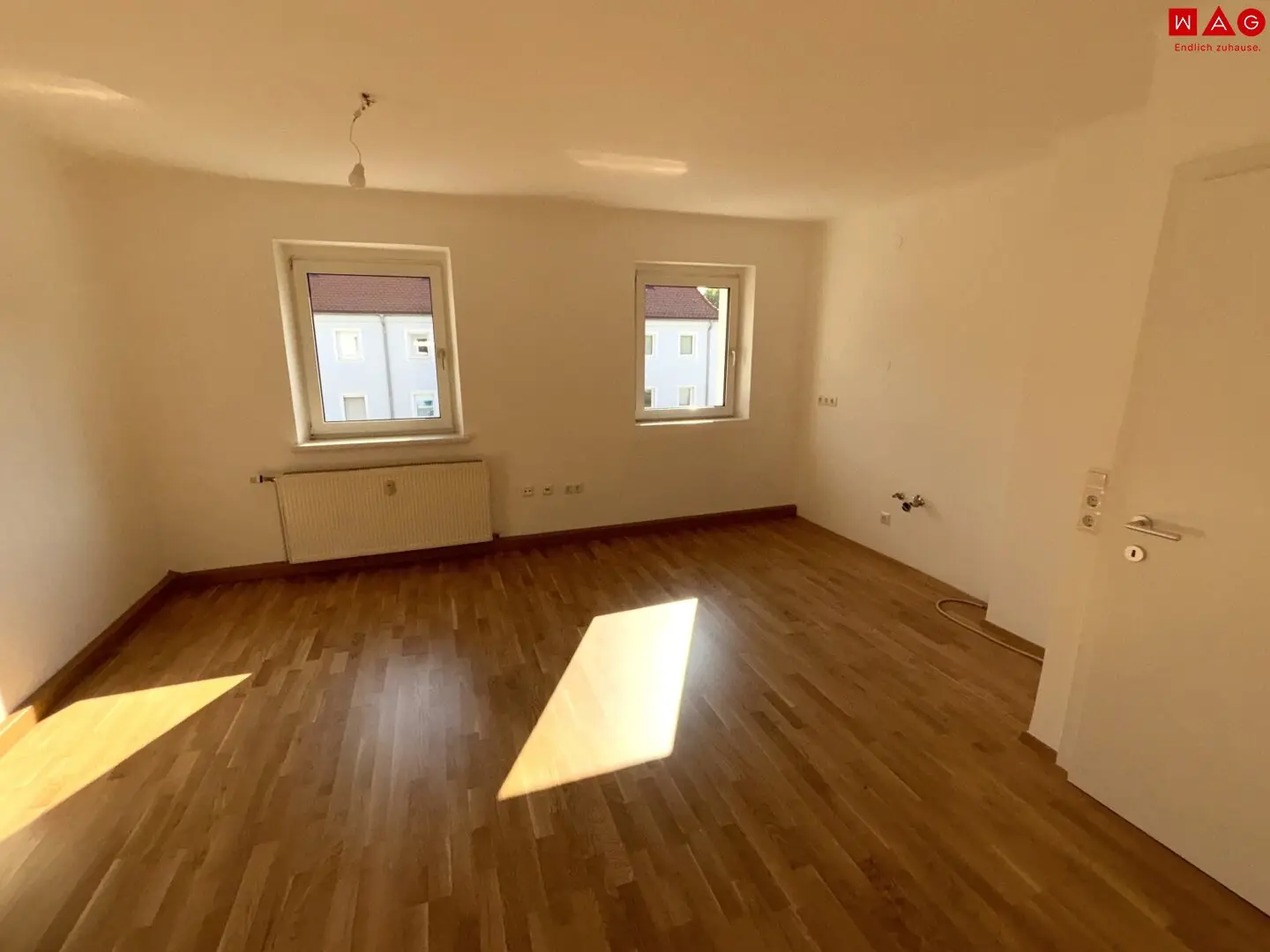 Sonnige Grünlage &amp; Entspannung pur: sanierte Singlewohnung im letzten Stock eines kleinen Mehrparteienhauses mit hellem Wohnbereich und separatem Schlafzimmer!