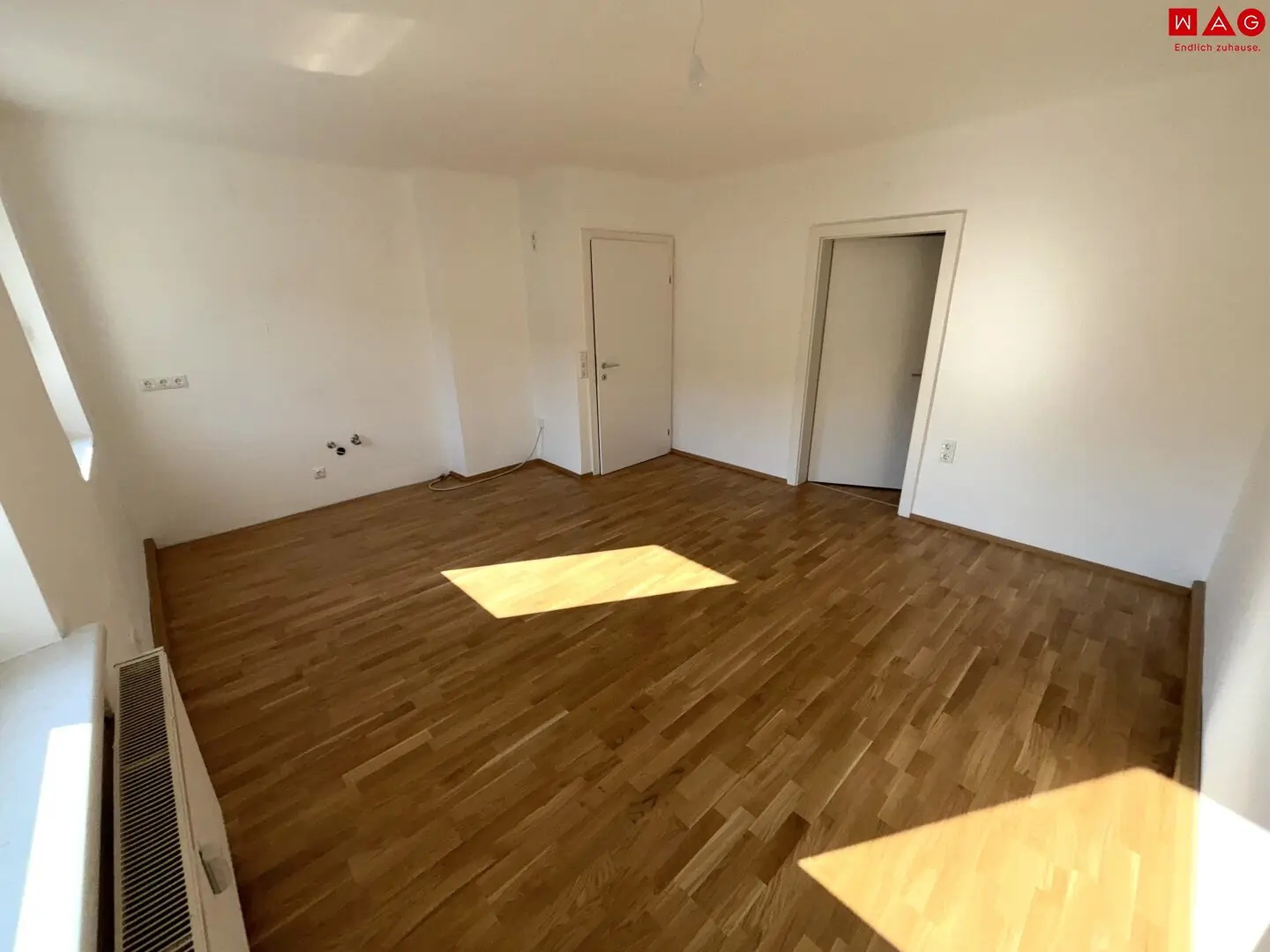 Sonnige Grünlage &amp; Entspannung pur: sanierte Singlewohnung im letzten Stock eines kleinen Mehrparteienhauses mit hellem Wohnbereich und separatem Schlafzimmer!