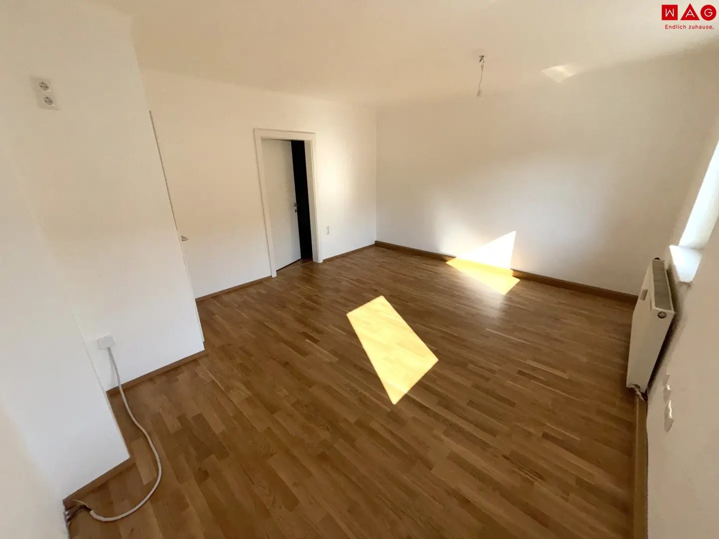 Sonnige Grünlage &amp; Entspannung pur: sanierte Singlewohnung im letzten Stock eines kleinen Mehrparteienhauses mit hellem Wohnbereich und separatem Schlafzimmer!