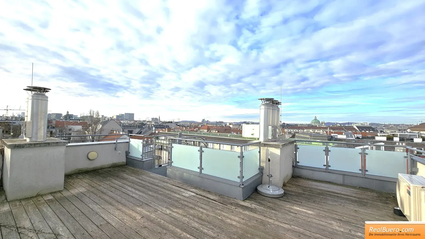 DACHGESCHOSS- MAISONETTE NÄHE STADTPARK MIT GROSSTERRASSE UND FERNBLICK