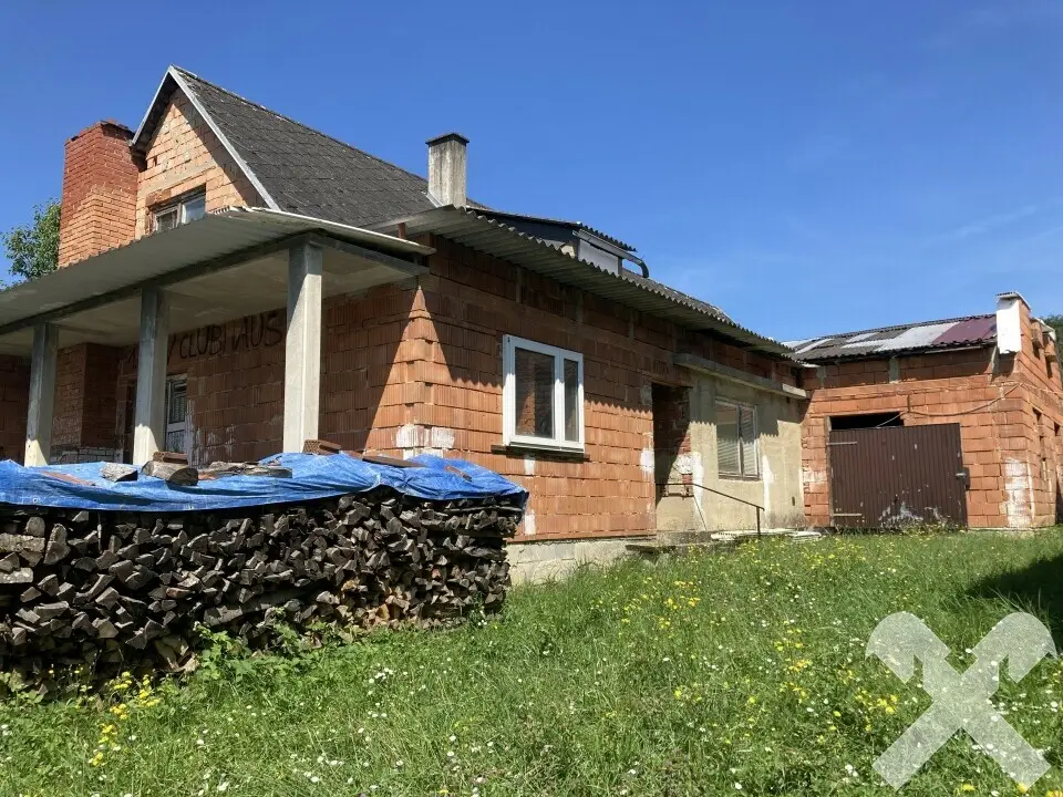 Rohbau with outbuilding and large building land Wohnung