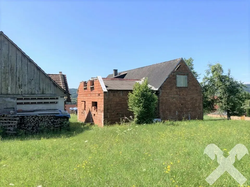 Rohbau with outbuilding and large building land Wohnung