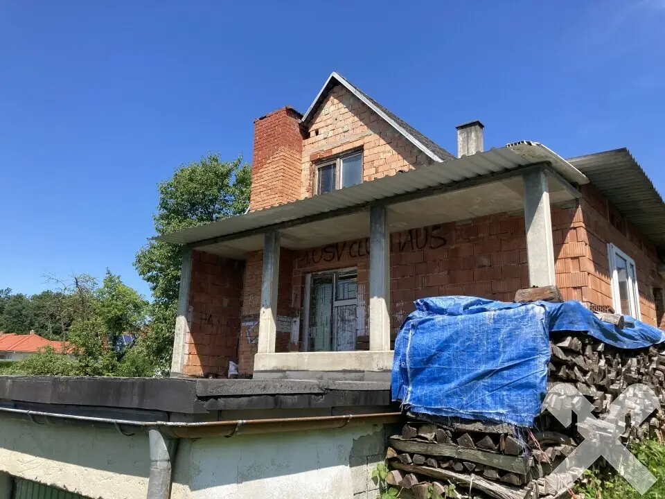 Rohbau with outbuilding and large building land Wohnung