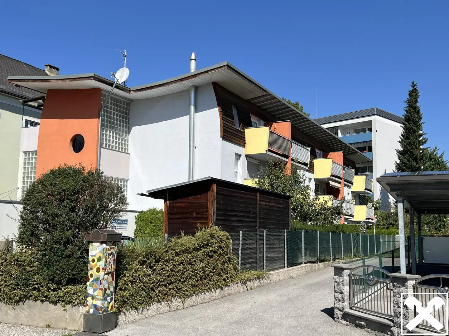 Anlegerwohnung near hospital with balcony and parking
