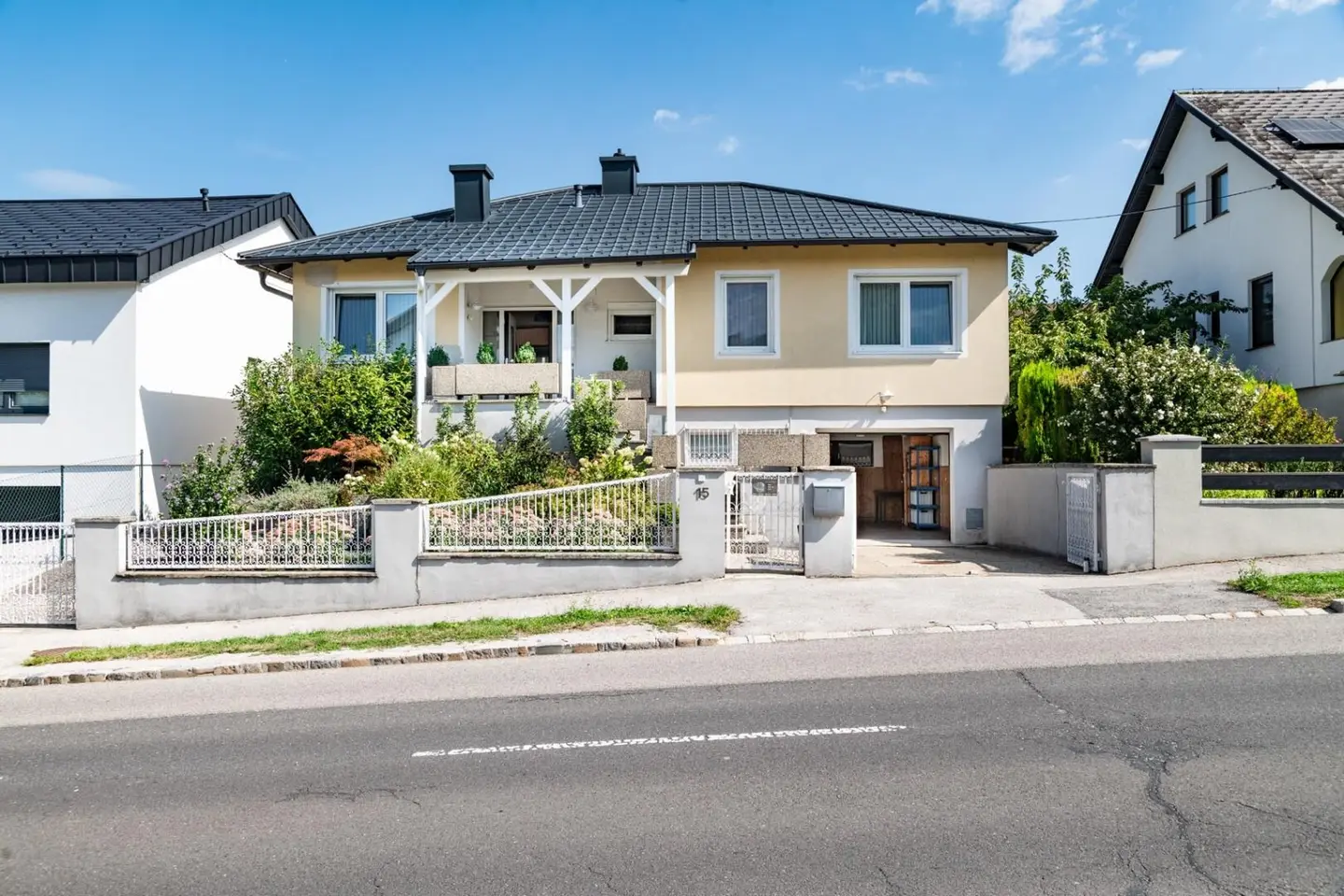 Opportunity: Plenty of space to live, well maintained single-family house with garden, cellar and garage