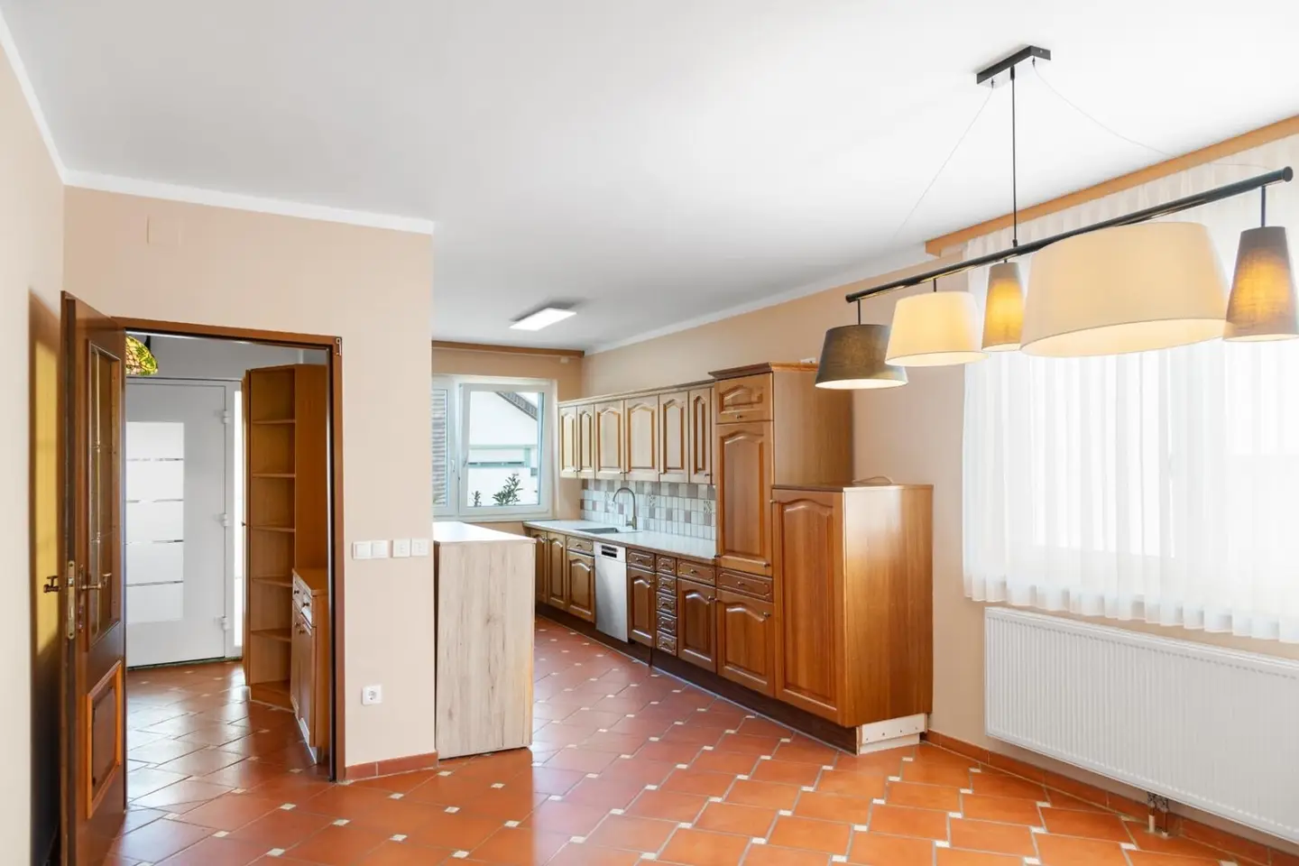 Opportunity: Plenty of space to live, well maintained single-family house with garden, cellar and garage