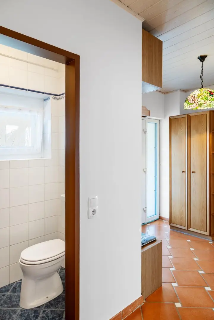 Opportunity: Plenty of space to live, well maintained single-family house with garden, cellar and garage