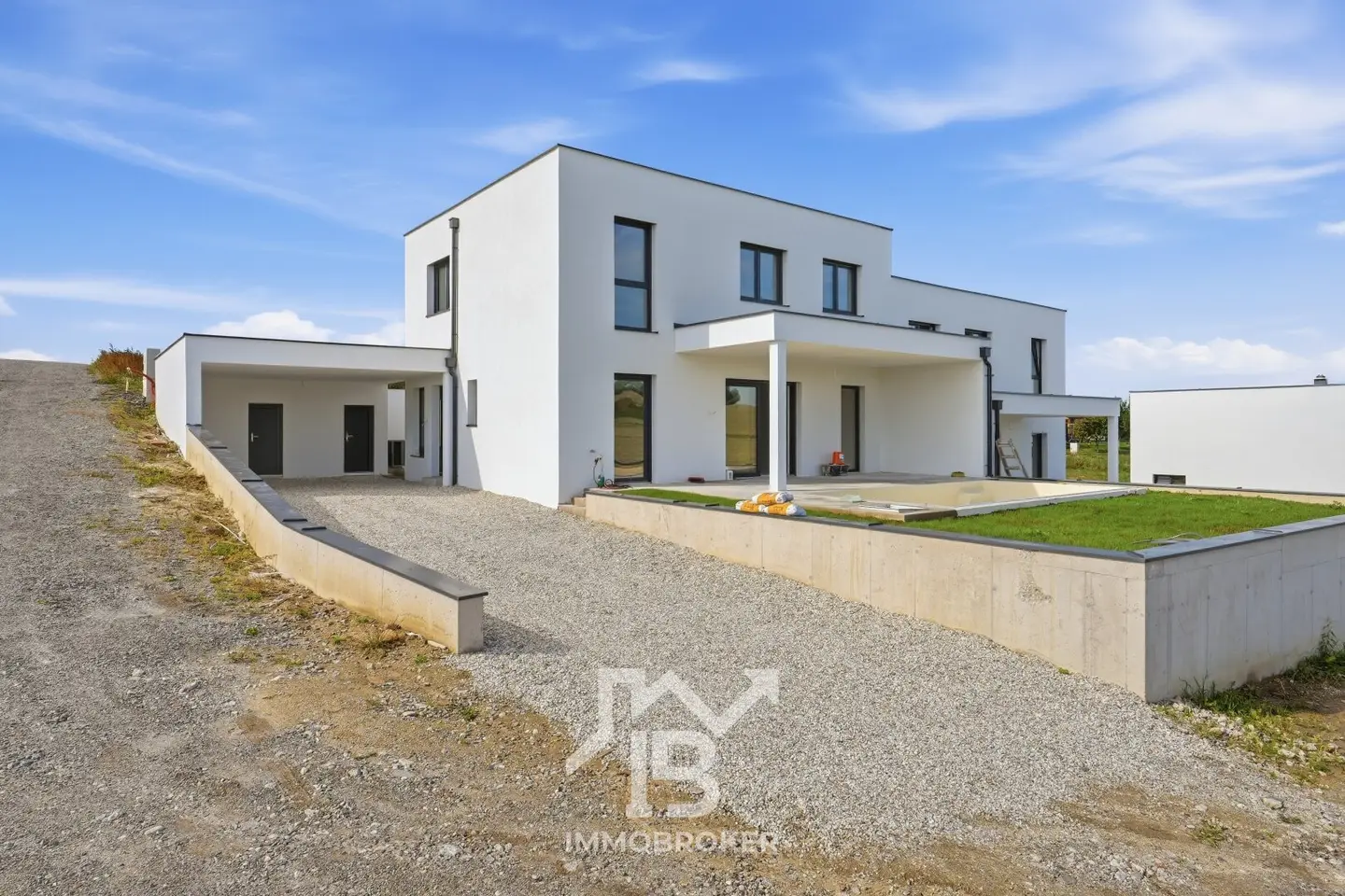 New build with pool: 5-room semi-detached house near Linz, heat pump &amp; carport