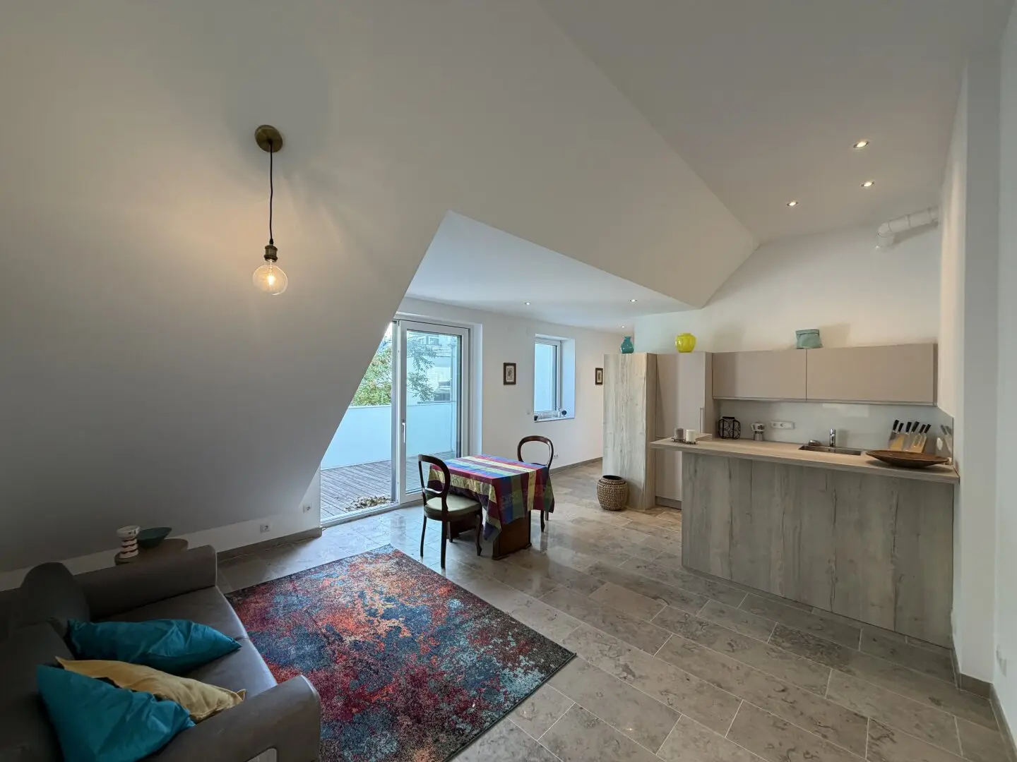 Modernste Ausstattung trifft ruhige Lage – 2 Zimmer mit großem Balkon