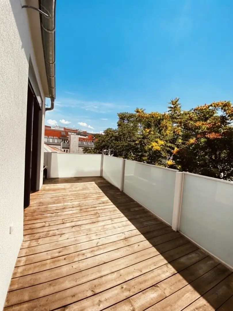 State-of-the-art equipment meets quiet location – 2 rooms with large balcony