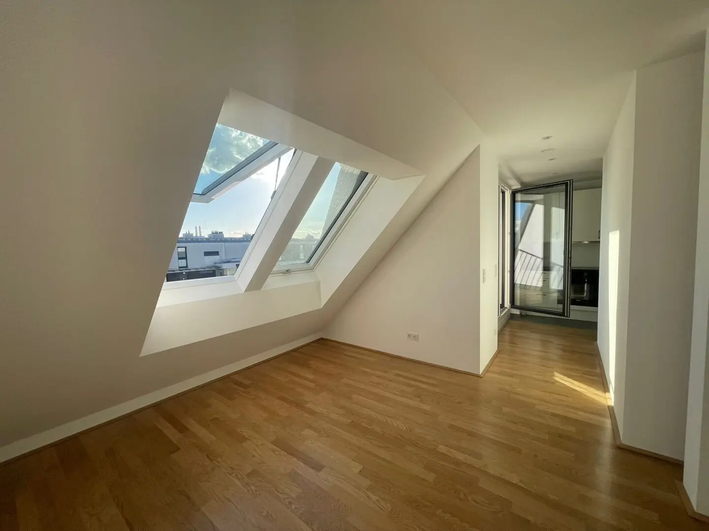 First occupancy: Newly constructed 3-room top floor apartment with 1 loggia