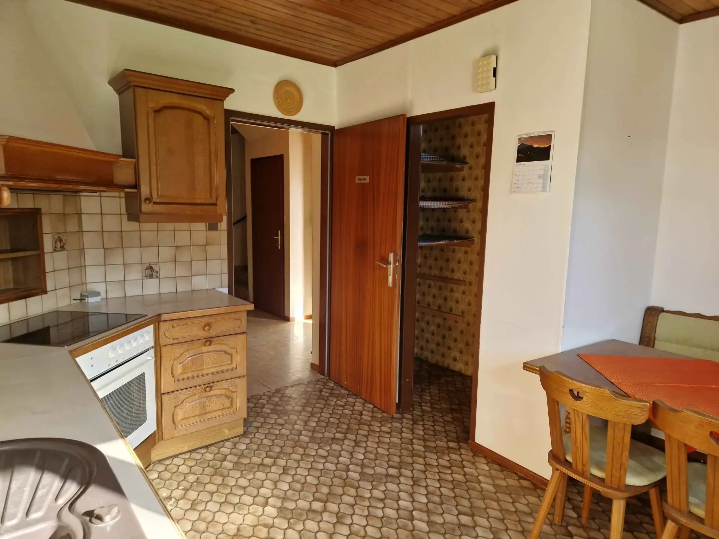 Einfamilienhaus mit geräumiger Garage und großem Garten