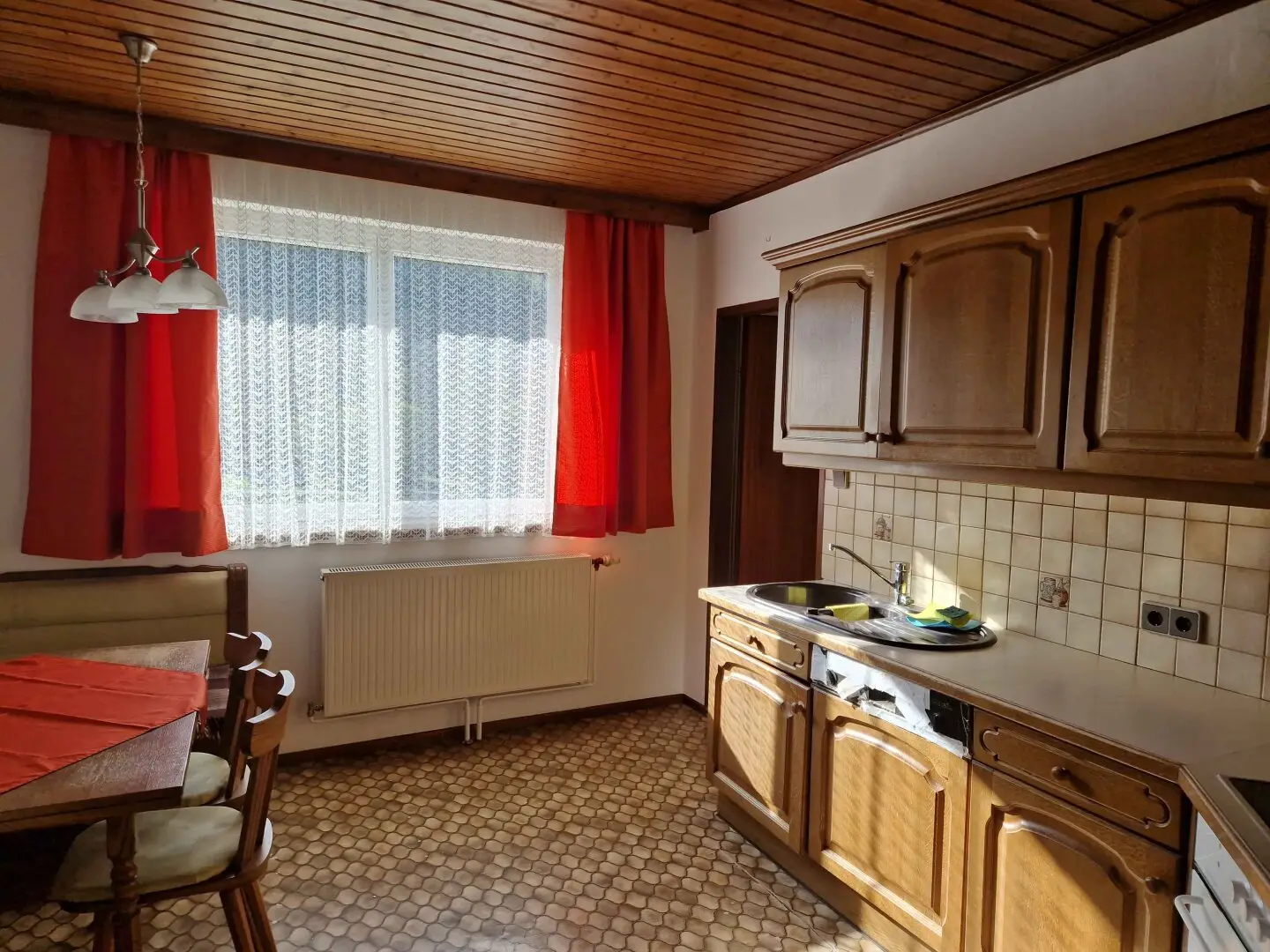 Einfamilienhaus mit geräumiger Garage und großem Garten