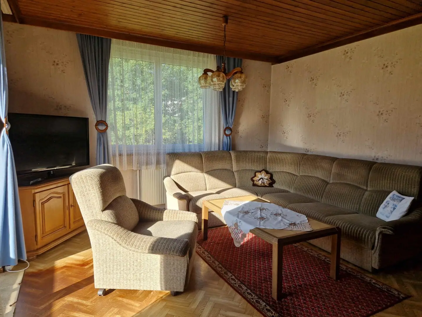 Einfamilienhaus mit geräumiger Garage und großem Garten