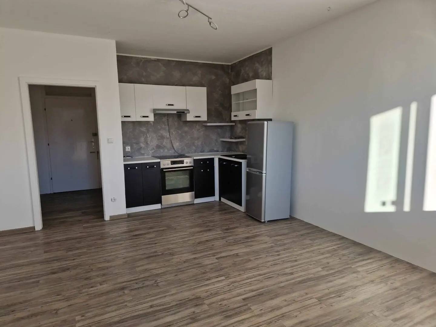 Very well maintained 1-room apartment with loggia and garage