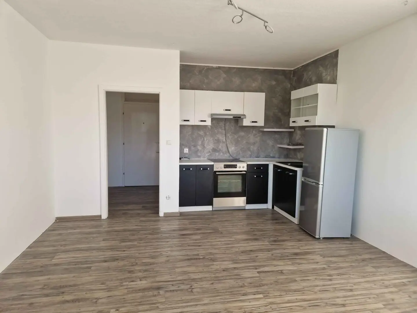 Very well maintained 1-room apartment with loggia and garage