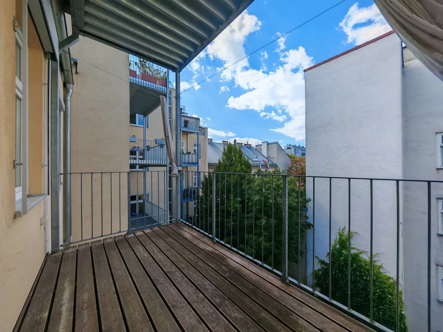 Quiet 3-room period apartment with balcony near Quellenplatz