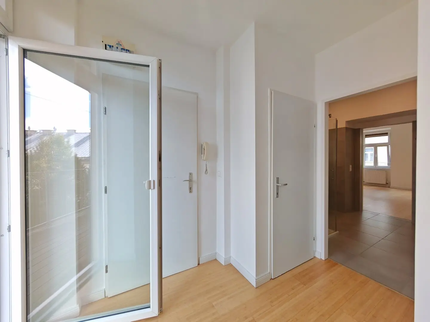 Quiet 3-room period apartment with balcony near Quellenplatz