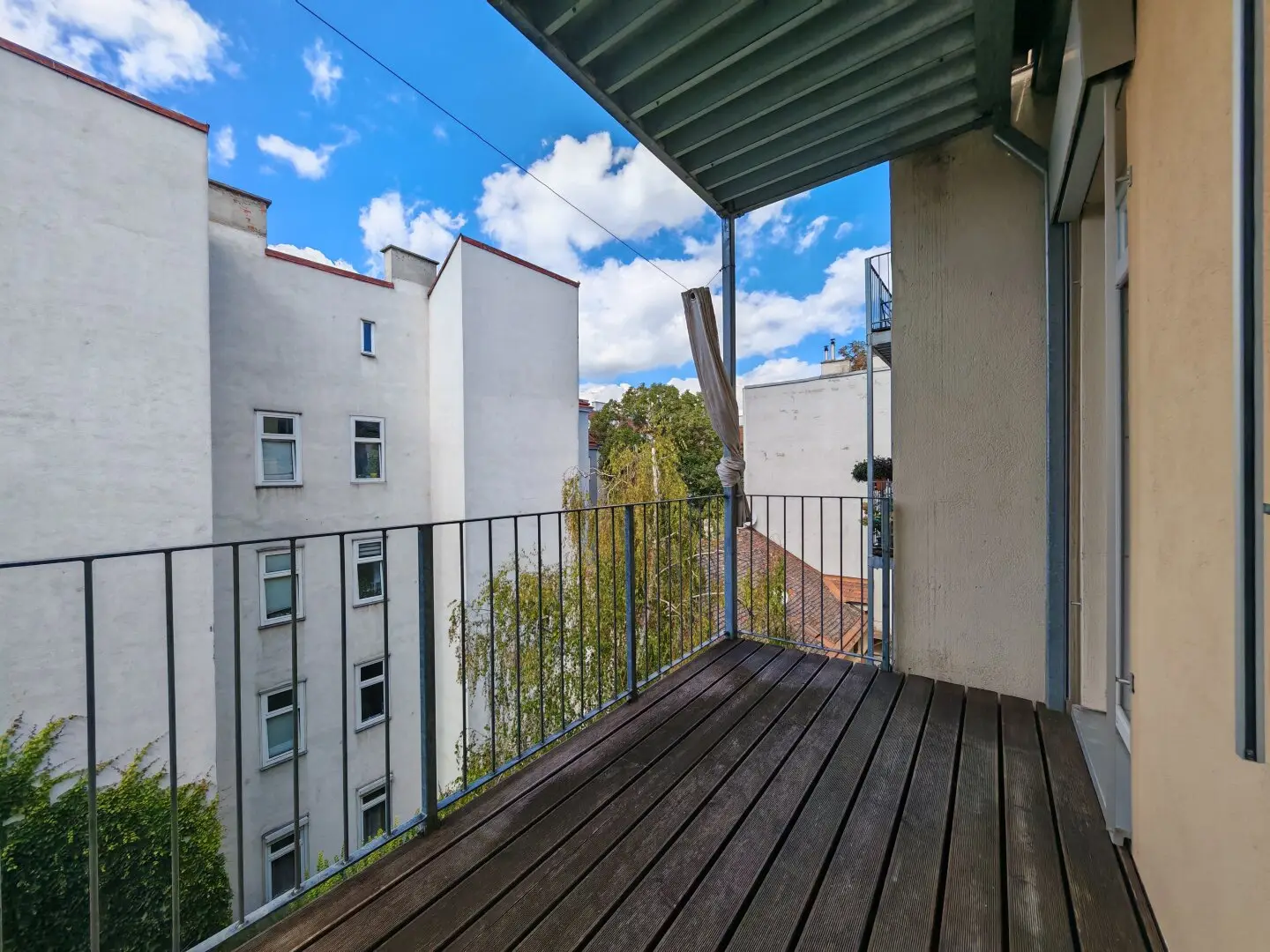 Quiet 3-room period apartment with balcony near Quellenplatz