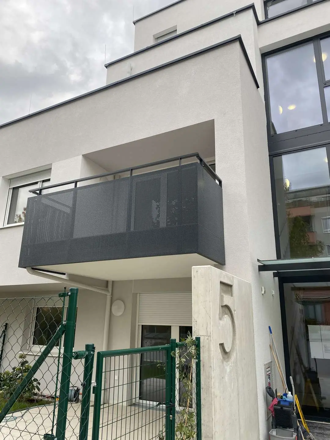 Neuwertige Wohnung mit Balkon und Wohnküche in U3 Nähe