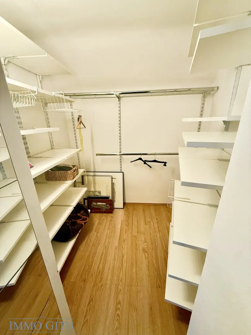 SEHR HELLE, RUHIGE UND SEHR GEPFLEGTE DACHGESCHOSS-MAISONETTE MIT UNEINSICHTIGER DACHTERRASSE – NAHE MAURER HAUPTPLATZ ZU KAUFEN!