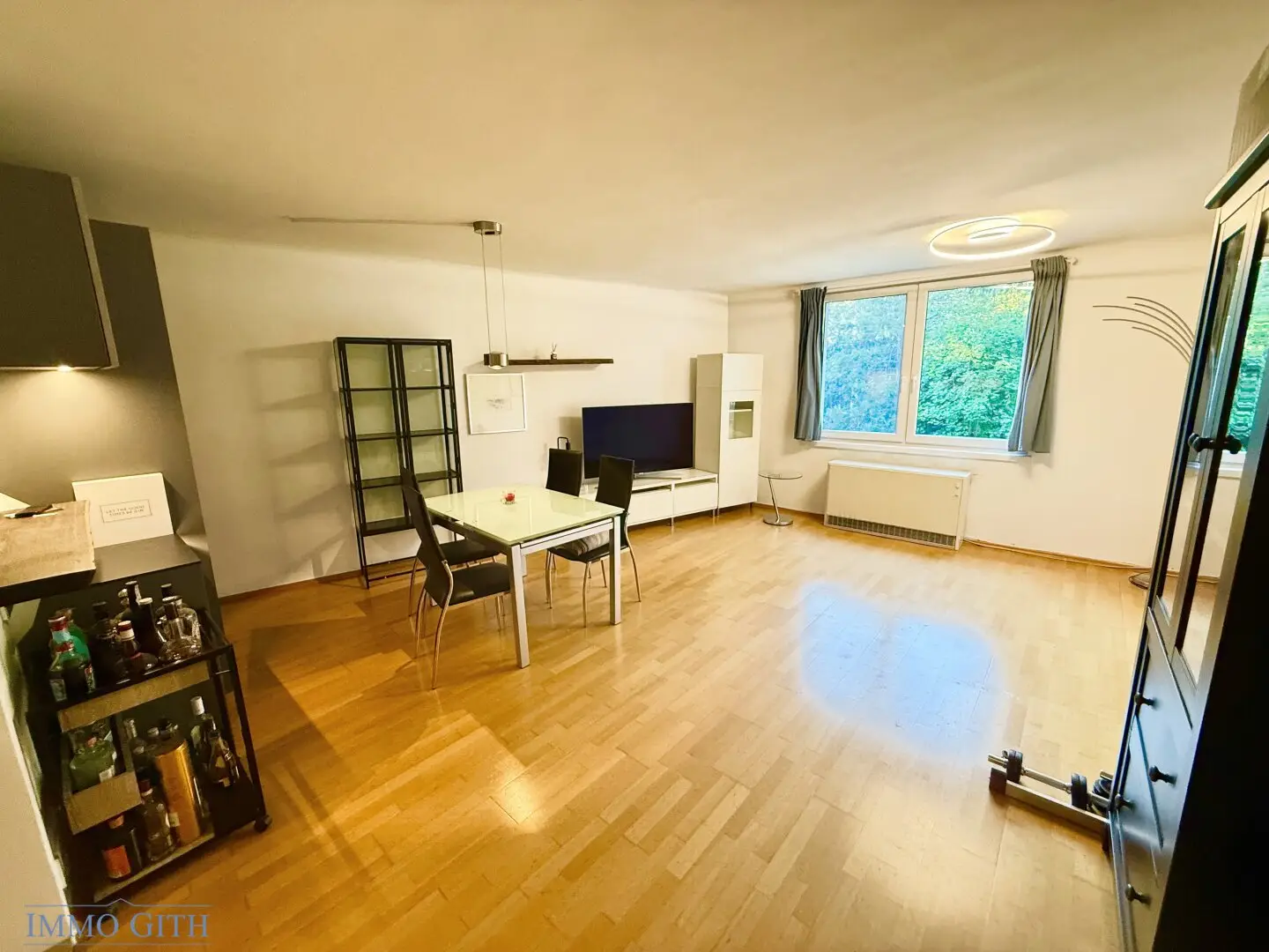 Very bright, quiet and very well maintained attic maisonette with private rooftop terrace near Maurer Hauptplatz for sale